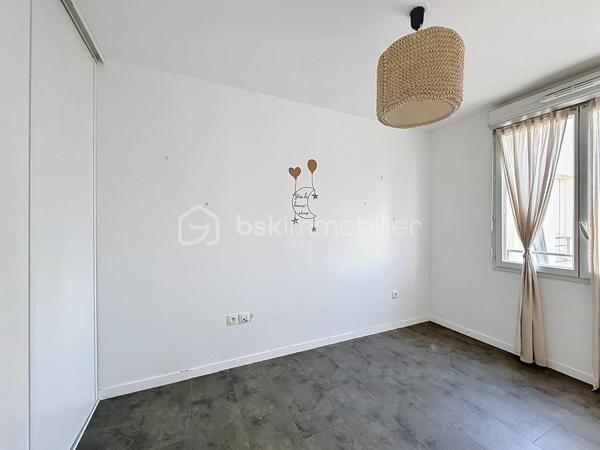 À deux pas du téléphérique, des écoles, des commerces et des transports, découvrez en exclusivité ce superbe appartement 3 pièces en duplex avec terrasse de 25 m² et parking privatif.
Situé au 5ᵉ étage d'une résidence récente et sécurisée, cet appartement séduira par son agencement fonctionnel, sa luminosité et ses beaux volumes.
Le premier niveau comprend une entrée avec placard, une salle d'eau avec WC, ainsi qu'un spacieux séjour de 26 m² avec cuisine ouverte aménagée et équipée, offrant un espace de vie convivial. Vous profiterez également d'une magnifique terrasse d'environ 25 m², idéale pour vos moments de détente ou vos repas en extérieur.
À l'étage, un palier dessert deux chambres d'environ 10 m², chacune équipée de placards intégrés, ainsi qu'une salle de bains avec WC.
Une place de parking privative complète ce bien.
Les atouts du bien :

Appartement en duplex
Terrasse de 25 m²
Séjour de 26 m²
Cuisine aménagée et équipée
Deux salles d'eau/bains avec WC
Nombreux rangements
Place de parking privative
Chauffage collectif au gaz alimenté par une centrale biomasse
Proximité immédiate du téléphérique, des bus, des écoles et des commerces

Une opportunité rare sur le secteur des Temps Durables, idéale pour un jeune couple, une famille ou un investisseur.