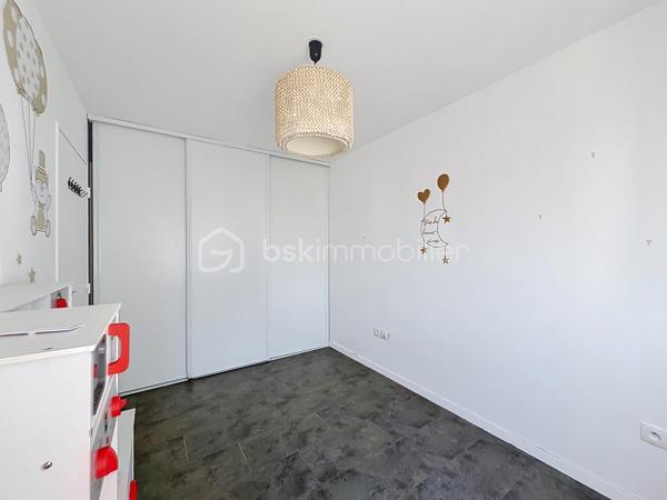 À deux pas du téléphérique, des écoles, des commerces et des transports, découvrez en exclusivité ce superbe appartement 3 pièces en duplex avec terrasse de 25 m² et parking privatif.
Situé au 5ᵉ étage d'une résidence récente et sécurisée, cet appartement séduira par son agencement fonctionnel, sa luminosité et ses beaux volumes.
Le premier niveau comprend une entrée avec placard, une salle d'eau avec WC, ainsi qu'un spacieux séjour de 26 m² avec cuisine ouverte aménagée et équipée, offrant un espace de vie convivial. Vous profiterez également d'une magnifique terrasse d'environ 25 m², idéale pour vos moments de détente ou vos repas en extérieur.
À l'étage, un palier dessert deux chambres d'environ 10 m², chacune équipée de placards intégrés, ainsi qu'une salle de bains avec WC.
Une place de parking privative complète ce bien.
Les atouts du bien :

Appartement en duplex
Terrasse de 25 m²
Séjour de 26 m²
Cuisine aménagée et équipée
Deux salles d'eau/bains avec WC
Nombreux rangements
Place de parking privative
Chauffage collectif au gaz alimenté par une centrale biomasse
Proximité immédiate du téléphérique, des bus, des écoles et des commerces

Une opportunité rare sur le secteur des Temps Durables, idéale pour un jeune couple, une famille ou un investisseur.
