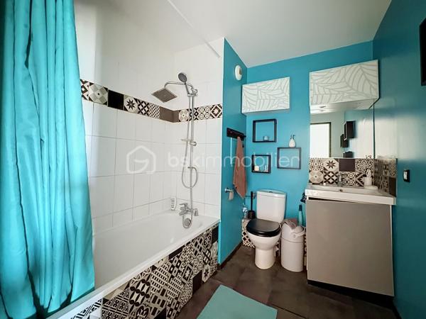 À deux pas du téléphérique, des écoles, des commerces et des transports, découvrez en exclusivité ce superbe appartement 3 pièces en duplex avec terrasse de 25 m² et parking privatif.
Situé au 5ᵉ étage d'une résidence récente et sécurisée, cet appartement séduira par son agencement fonctionnel, sa luminosité et ses beaux volumes.
Le premier niveau comprend une entrée avec placard, une salle d'eau avec WC, ainsi qu'un spacieux séjour de 26 m² avec cuisine ouverte aménagée et équipée, offrant un espace de vie convivial. Vous profiterez également d'une magnifique terrasse d'environ 25 m², idéale pour vos moments de détente ou vos repas en extérieur.
À l'étage, un palier dessert deux chambres d'environ 10 m², chacune équipée de placards intégrés, ainsi qu'une salle de bains avec WC.
Une place de parking privative complète ce bien.
Les atouts du bien :

Appartement en duplex
Terrasse de 25 m²
Séjour de 26 m²
Cuisine aménagée et équipée
Deux salles d'eau/bains avec WC
Nombreux rangements
Place de parking privative
Chauffage collectif au gaz alimenté par une centrale biomasse
Proximité immédiate du téléphérique, des bus, des écoles et des commerces

Une opportunité rare sur le secteur des Temps Durables, idéale pour un jeune couple, une famille ou un investisseur.