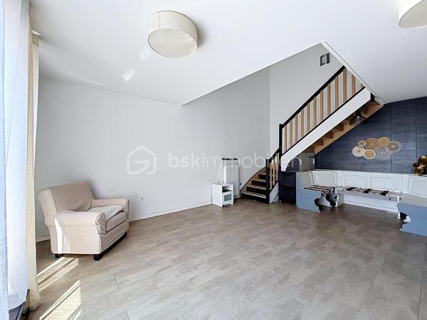 À deux pas du téléphérique, des écoles, des commerces et des transports, découvrez en exclusivité ce superbe appartement 3 pièces en duplex avec terrasse de 25 m² et parking privatif.
Situé au 5ᵉ étage d'une résidence récente et sécurisée, cet appartement séduira par son agencement fonctionnel, sa luminosité et ses beaux volumes.
Le premier niveau comprend une entrée avec placard, une salle d'eau avec WC, ainsi qu'un spacieux séjour de 26 m² avec cuisine ouverte aménagée et équipée, offrant un espace de vie convivial. Vous profiterez également d'une magnifique terrasse d'environ 25 m², idéale pour vos moments de détente ou vos repas en extérieur.
À l'étage, un palier dessert deux chambres d'environ 10 m², chacune équipée de placards intégrés, ainsi qu'une salle de bains avec WC.
Une place de parking privative complète ce bien.
Les atouts du bien :

Appartement en duplex
Terrasse de 25 m²
Séjour de 26 m²
Cuisine aménagée et équipée
Deux salles d'eau/bains avec WC
Nombreux rangements
Place de parking privative
Chauffage collectif au gaz alimenté par une centrale biomasse
Proximité immédiate du téléphérique, des bus, des écoles et des commerces

Une opportunité rare sur le secteur des Temps Durables, idéale pour un jeune couple, une famille ou un investisseur.
