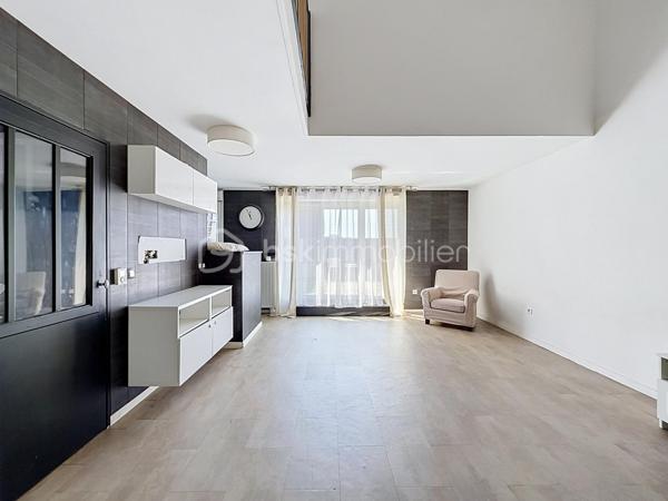 À deux pas du téléphérique, des écoles, des commerces et des transports, découvrez en exclusivité ce superbe appartement 3 pièces en duplex avec terrasse de 25 m² et parking privatif.
Situé au 5ᵉ étage d'une résidence récente et sécurisée, cet appartement séduira par son agencement fonctionnel, sa luminosité et ses beaux volumes.
Le premier niveau comprend une entrée avec placard, une salle d'eau avec WC, ainsi qu'un spacieux séjour de 26 m² avec cuisine ouverte aménagée et équipée, offrant un espace de vie convivial. Vous profiterez également d'une magnifique terrasse d'environ 25 m², idéale pour vos moments de détente ou vos repas en extérieur.
À l'étage, un palier dessert deux chambres d'environ 10 m², chacune équipée de placards intégrés, ainsi qu'une salle de bains avec WC.
Une place de parking privative complète ce bien.
Les atouts du bien :

Appartement en duplex
Terrasse de 25 m²
Séjour de 26 m²
Cuisine aménagée et équipée
Deux salles d'eau/bains avec WC
Nombreux rangements
Place de parking privative
Chauffage collectif au gaz alimenté par une centrale biomasse
Proximité immédiate du téléphérique, des bus, des écoles et des commerces

Une opportunité rare sur le secteur des Temps Durables, idéale pour un jeune couple, une famille ou un investisseur.