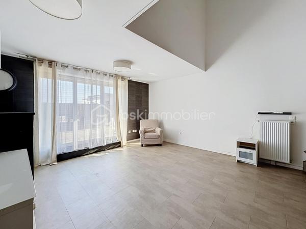 À deux pas du téléphérique, des écoles, des commerces et des transports, découvrez en exclusivité ce superbe appartement 3 pièces en duplex avec terrasse de 25 m² et parking privatif.
Situé au 5ᵉ étage d'une résidence récente et sécurisée, cet appartement séduira par son agencement fonctionnel, sa luminosité et ses beaux volumes.
Le premier niveau comprend une entrée avec placard, une salle d'eau avec WC, ainsi qu'un spacieux séjour de 26 m² avec cuisine ouverte aménagée et équipée, offrant un espace de vie convivial. Vous profiterez également d'une magnifique terrasse d'environ 25 m², idéale pour vos moments de détente ou vos repas en extérieur.
À l'étage, un palier dessert deux chambres d'environ 10 m², chacune équipée de placards intégrés, ainsi qu'une salle de bains avec WC.
Une place de parking privative complète ce bien.
Les atouts du bien :

Appartement en duplex
Terrasse de 25 m²
Séjour de 26 m²
Cuisine aménagée et équipée
Deux salles d'eau/bains avec WC
Nombreux rangements
Place de parking privative
Chauffage collectif au gaz alimenté par une centrale biomasse
Proximité immédiate du téléphérique, des bus, des écoles et des commerces

Une opportunité rare sur le secteur des Temps Durables, idéale pour un jeune couple, une famille ou un investisseur.