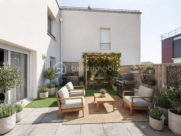 À deux pas du téléphérique, des écoles, des commerces et des transports, découvrez en exclusivité ce superbe appartement 3 pièces en duplex avec terrasse de 25 m² et parking privatif.
Situé au 5ᵉ étage d'une résidence récente et sécurisée, cet appartement séduira par son agencement fonctionnel, sa luminosité et ses beaux volumes.
Le premier niveau comprend une entrée avec placard, une salle d'eau avec WC, ainsi qu'un spacieux séjour de 26 m² avec cuisine ouverte aménagée et équipée, offrant un espace de vie convivial. Vous profiterez également d'une magnifique terrasse d'environ 25 m², idéale pour vos moments de détente ou vos repas en extérieur.
À l'étage, un palier dessert deux chambres d'environ 10 m², chacune équipée de placards intégrés, ainsi qu'une salle de bains avec WC.
Une place de parking privative complète ce bien.
Les atouts du bien :

Appartement en duplex
Terrasse de 25 m²
Séjour de 26 m²
Cuisine aménagée et équipée
Deux salles d'eau/bains avec WC
Nombreux rangements
Place de parking privative
Chauffage collectif au gaz alimenté par une centrale biomasse
Proximité immédiate du téléphérique, des bus, des écoles et des commerces

Une opportunité rare sur le secteur des Temps Durables, idéale pour un jeune couple, une famille ou un investisseur.