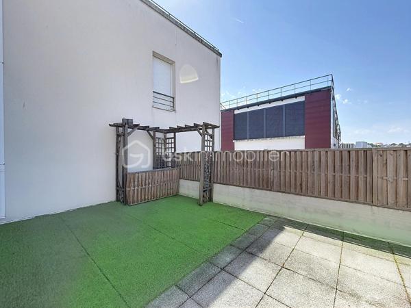 À deux pas du téléphérique, des écoles, des commerces et des transports, découvrez en exclusivité ce superbe appartement 3 pièces en duplex avec terrasse de 25 m² et parking privatif.
Situé au 5ᵉ étage d'une résidence récente et sécurisée, cet appartement séduira par son agencement fonctionnel, sa luminosité et ses beaux volumes.
Le premier niveau comprend une entrée avec placard, une salle d'eau avec WC, ainsi qu'un spacieux séjour de 26 m² avec cuisine ouverte aménagée et équipée, offrant un espace de vie convivial. Vous profiterez également d'une magnifique terrasse d'environ 25 m², idéale pour vos moments de détente ou vos repas en extérieur.
À l'étage, un palier dessert deux chambres d'environ 10 m², chacune équipée de placards intégrés, ainsi qu'une salle de bains avec WC.
Une place de parking privative complète ce bien.
Les atouts du bien :

Appartement en duplex
Terrasse de 25 m²
Séjour de 26 m²
Cuisine aménagée et équipée
Deux salles d'eau/bains avec WC
Nombreux rangements
Place de parking privative
Chauffage collectif au gaz alimenté par une centrale biomasse
Proximité immédiate du téléphérique, des bus, des écoles et des commerces

Une opportunité rare sur le secteur des Temps Durables, idéale pour un jeune couple, une famille ou un investisseur.