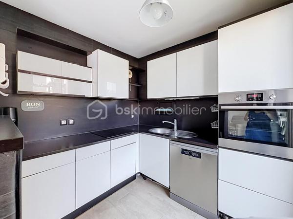 À deux pas du téléphérique, des écoles, des commerces et des transports, découvrez en exclusivité ce superbe appartement 3 pièces en duplex avec terrasse de 25 m² et parking privatif.
Situé au 5ᵉ étage d'une résidence récente et sécurisée, cet appartement séduira par son agencement fonctionnel, sa luminosité et ses beaux volumes.
Le premier niveau comprend une entrée avec placard, une salle d'eau avec WC, ainsi qu'un spacieux séjour de 26 m² avec cuisine ouverte aménagée et équipée, offrant un espace de vie convivial. Vous profiterez également d'une magnifique terrasse d'environ 25 m², idéale pour vos moments de détente ou vos repas en extérieur.
À l'étage, un palier dessert deux chambres d'environ 10 m², chacune équipée de placards intégrés, ainsi qu'une salle de bains avec WC.
Une place de parking privative complète ce bien.
Les atouts du bien :

Appartement en duplex
Terrasse de 25 m²
Séjour de 26 m²
Cuisine aménagée et équipée
Deux salles d'eau/bains avec WC
Nombreux rangements
Place de parking privative
Chauffage collectif au gaz alimenté par une centrale biomasse
Proximité immédiate du téléphérique, des bus, des écoles et des commerces

Une opportunité rare sur le secteur des Temps Durables, idéale pour un jeune couple, une famille ou un investisseur.