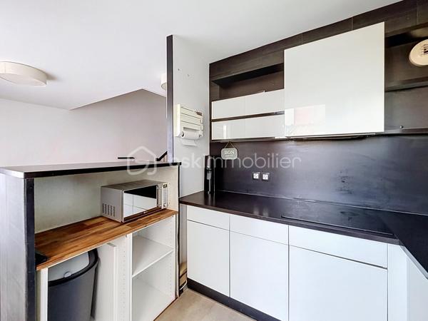 À deux pas du téléphérique, des écoles, des commerces et des transports, découvrez en exclusivité ce superbe appartement 3 pièces en duplex avec terrasse de 25 m² et parking privatif.
Situé au 5ᵉ étage d'une résidence récente et sécurisée, cet appartement séduira par son agencement fonctionnel, sa luminosité et ses beaux volumes.
Le premier niveau comprend une entrée avec placard, une salle d'eau avec WC, ainsi qu'un spacieux séjour de 26 m² avec cuisine ouverte aménagée et équipée, offrant un espace de vie convivial. Vous profiterez également d'une magnifique terrasse d'environ 25 m², idéale pour vos moments de détente ou vos repas en extérieur.
À l'étage, un palier dessert deux chambres d'environ 10 m², chacune équipée de placards intégrés, ainsi qu'une salle de bains avec WC.
Une place de parking privative complète ce bien.
Les atouts du bien :

Appartement en duplex
Terrasse de 25 m²
Séjour de 26 m²
Cuisine aménagée et équipée
Deux salles d'eau/bains avec WC
Nombreux rangements
Place de parking privative
Chauffage collectif au gaz alimenté par une centrale biomasse
Proximité immédiate du téléphérique, des bus, des écoles et des commerces

Une opportunité rare sur le secteur des Temps Durables, idéale pour un jeune couple, une famille ou un investisseur.
