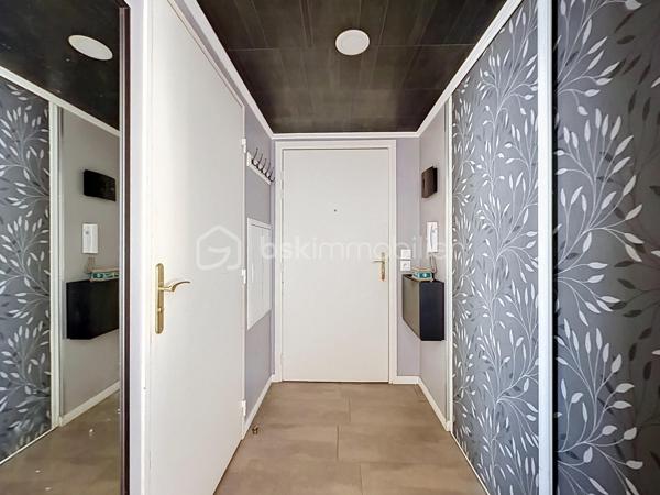 À deux pas du téléphérique, des écoles, des commerces et des transports, découvrez en exclusivité ce superbe appartement 3 pièces en duplex avec terrasse de 25 m² et parking privatif.
Situé au 5ᵉ étage d'une résidence récente et sécurisée, cet appartement séduira par son agencement fonctionnel, sa luminosité et ses beaux volumes.
Le premier niveau comprend une entrée avec placard, une salle d'eau avec WC, ainsi qu'un spacieux séjour de 26 m² avec cuisine ouverte aménagée et équipée, offrant un espace de vie convivial. Vous profiterez également d'une magnifique terrasse d'environ 25 m², idéale pour vos moments de détente ou vos repas en extérieur.
À l'étage, un palier dessert deux chambres d'environ 10 m², chacune équipée de placards intégrés, ainsi qu'une salle de bains avec WC.
Une place de parking privative complète ce bien.
Les atouts du bien :

Appartement en duplex
Terrasse de 25 m²
Séjour de 26 m²
Cuisine aménagée et équipée
Deux salles d'eau/bains avec WC
Nombreux rangements
Place de parking privative
Chauffage collectif au gaz alimenté par une centrale biomasse
Proximité immédiate du téléphérique, des bus, des écoles et des commerces

Une opportunité rare sur le secteur des Temps Durables, idéale pour un jeune couple, une famille ou un investisseur.