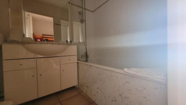 RESIDENCE AVEC PISCINE ET PARKING