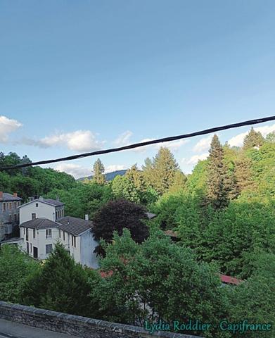 Ensemble immobilier à 5 minutes de l'autoroute A89-LA MONNERIE-LE MONTEL (63650)