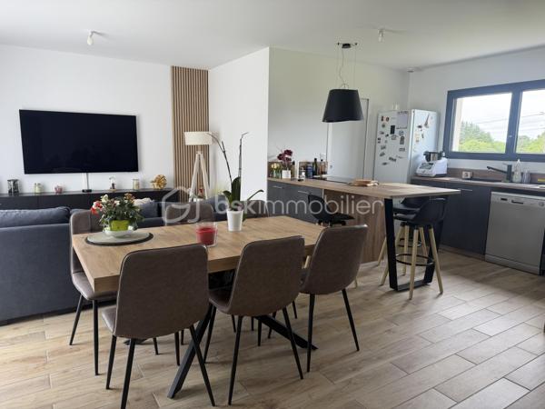 🏡 Une maison pensée pour votre confort

Découvrez cette maison neuve, construite en juin 2024, alliant modernité, performance énergétique et espace. Idéalement située dans une impasse tranquille de Coulounieix-Chamiers, elle vous offre un cadre de vie apaisant et sécurisé, loin de l’agitation, tout en restant proche des commodités.

✨ Descriptif détaillé

🛏️ Espaces de vie
4 chambres lumineuses, dont une suite parentale de 14,5 m² avec dressing intégré, pour un espace nuit confortable et fonctionnel.
Séjour / pièce de vie / cuisine ouverte et équipée de 33 m² : un espace convivial et spacieux, parfait pour les moments en famille ou entre amis. La cuisine, moderne et équipée, s’intègre harmonieusement dans cette pièce centrale - un cellier attenant permet de ranger ses courses et d'être utilisé comme arrière cuisine avec accès direct vers l'extérieur.  Terrasse donnant sur séjour de 20,5m2. 

🌡️ Équipements haut de gamme
Pompe à chaleur avec climatisation réversible : un système économique et écologique pour un confort thermique optimal, été comme hiver.
Chauffe-eau thermodynamique : des économies d’énergie garanties.
Volets roulants électriques centralisés : pour une sécurité renforcée et un usage simplifié au quotidien.

🌳 Extérieur
Terrain plat de 1 015 m² : un espace extérieur généreux, idéal pour aménager un jardin, une terrasse ou un potager. 
Emplacement en impasse : calme absolu, sans passage ni nuisance sonore.


✅ Neuve : pas de travaux à prévoir, tout est prêt à emménager !
✅ Performance énergétique : des équipements modernes et économes pour réduire vos factures. DPE en A
✅ Espace et luminosité : des pièces bien agencées et des ouvertures généreuses.
✅ Cadre de vie exceptionnel : une impasse paisible, tout en restant à proximité des axes principaux et des commerces.


📌 À proximité
Écoles, crèches et collèges à quelques minutes.
Commerces et services accessibles en voiture ou à vélo.
Accès facile aux routes principales pour rejoindre Périgueux ou Bergerac.