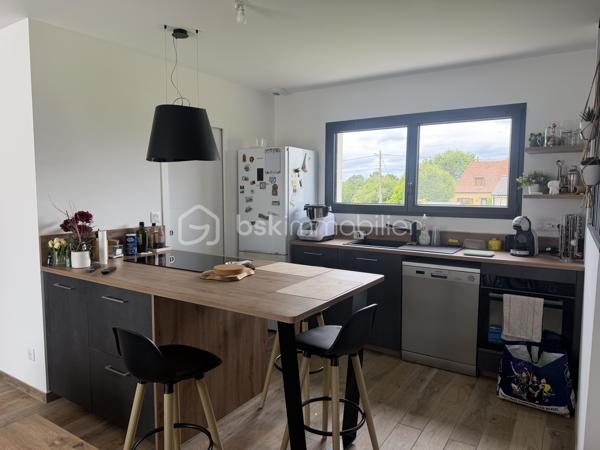 🏡 Une maison pensée pour votre confort

Découvrez cette maison neuve, construite en juin 2024, alliant modernité, performance énergétique et espace. Idéalement située dans une impasse tranquille de Coulounieix-Chamiers, elle vous offre un cadre de vie apaisant et sécurisé, loin de l’agitation, tout en restant proche des commodités.

✨ Descriptif détaillé

🛏️ Espaces de vie
4 chambres lumineuses, dont une suite parentale de 14,5 m² avec dressing intégré, pour un espace nuit confortable et fonctionnel.
Séjour / pièce de vie / cuisine ouverte et équipée de 33 m² : un espace convivial et spacieux, parfait pour les moments en famille ou entre amis. La cuisine, moderne et équipée, s’intègre harmonieusement dans cette pièce centrale - un cellier attenant permet de ranger ses courses et d'être utilisé comme arrière cuisine avec accès direct vers l'extérieur.  Terrasse donnant sur séjour de 20,5m2. 

🌡️ Équipements haut de gamme
Pompe à chaleur avec climatisation réversible : un système économique et écologique pour un confort thermique optimal, été comme hiver.
Chauffe-eau thermodynamique : des économies d’énergie garanties.
Volets roulants électriques centralisés : pour une sécurité renforcée et un usage simplifié au quotidien.

🌳 Extérieur
Terrain plat de 1 015 m² : un espace extérieur généreux, idéal pour aménager un jardin, une terrasse ou un potager. 
Emplacement en impasse : calme absolu, sans passage ni nuisance sonore.


✅ Neuve : pas de travaux à prévoir, tout est prêt à emménager !
✅ Performance énergétique : des équipements modernes et économes pour réduire vos factures. DPE en A
✅ Espace et luminosité : des pièces bien agencées et des ouvertures généreuses.
✅ Cadre de vie exceptionnel : une impasse paisible, tout en restant à proximité des axes principaux et des commerces.


📌 À proximité
Écoles, crèches et collèges à quelques minutes.
Commerces et services accessibles en voiture ou à vélo.
Accès facile aux routes principales pour rejoindre Périgueux ou Bergerac.