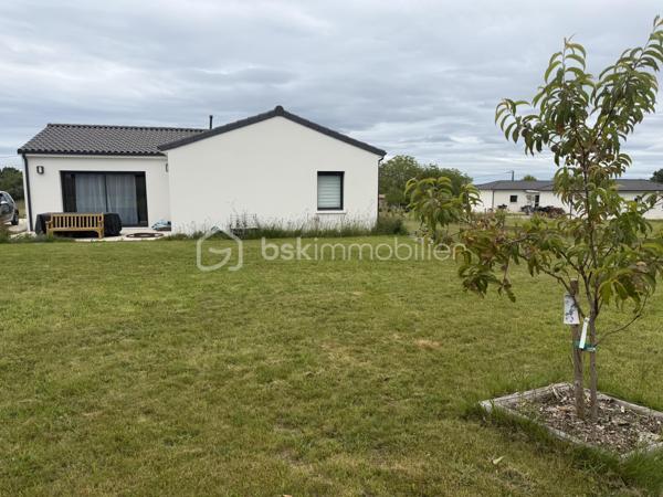 🏡 Une maison pensée pour votre confort

Découvrez cette maison neuve, construite en juin 2024, alliant modernité, performance énergétique et espace. Idéalement située dans une impasse tranquille de Coulounieix-Chamiers, elle vous offre un cadre de vie apaisant et sécurisé, loin de l’agitation, tout en restant proche des commodités.

✨ Descriptif détaillé

🛏️ Espaces de vie
4 chambres lumineuses, dont une suite parentale de 14,5 m² avec dressing intégré, pour un espace nuit confortable et fonctionnel.
Séjour / pièce de vie / cuisine ouverte et équipée de 33 m² : un espace convivial et spacieux, parfait pour les moments en famille ou entre amis. La cuisine, moderne et équipée, s’intègre harmonieusement dans cette pièce centrale - un cellier attenant permet de ranger ses courses et d'être utilisé comme arrière cuisine avec accès direct vers l'extérieur.  Terrasse donnant sur séjour de 20,5m2. 

🌡️ Équipements haut de gamme
Pompe à chaleur avec climatisation réversible : un système économique et écologique pour un confort thermique optimal, été comme hiver.
Chauffe-eau thermodynamique : des économies d’énergie garanties.
Volets roulants électriques centralisés : pour une sécurité renforcée et un usage simplifié au quotidien.

🌳 Extérieur
Terrain plat de 1 015 m² : un espace extérieur généreux, idéal pour aménager un jardin, une terrasse ou un potager. 
Emplacement en impasse : calme absolu, sans passage ni nuisance sonore.


✅ Neuve : pas de travaux à prévoir, tout est prêt à emménager !
✅ Performance énergétique : des équipements modernes et économes pour réduire vos factures. DPE en A
✅ Espace et luminosité : des pièces bien agencées et des ouvertures généreuses.
✅ Cadre de vie exceptionnel : une impasse paisible, tout en restant à proximité des axes principaux et des commerces.


📌 À proximité
Écoles, crèches et collèges à quelques minutes.
Commerces et services accessibles en voiture ou à vélo.
Accès facile aux routes principales pour rejoindre Périgueux ou Bergerac.