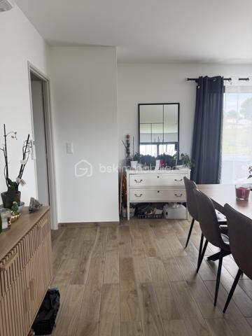 🏡 Une maison pensée pour votre confort

Découvrez cette maison neuve, construite en juin 2024, alliant modernité, performance énergétique et espace. Idéalement située dans une impasse tranquille de Coulounieix-Chamiers, elle vous offre un cadre de vie apaisant et sécurisé, loin de l’agitation, tout en restant proche des commodités.

✨ Descriptif détaillé

🛏️ Espaces de vie
4 chambres lumineuses, dont une suite parentale de 14,5 m² avec dressing intégré, pour un espace nuit confortable et fonctionnel.
Séjour / pièce de vie / cuisine ouverte et équipée de 33 m² : un espace convivial et spacieux, parfait pour les moments en famille ou entre amis. La cuisine, moderne et équipée, s’intègre harmonieusement dans cette pièce centrale - un cellier attenant permet de ranger ses courses et d'être utilisé comme arrière cuisine avec accès direct vers l'extérieur.  Terrasse donnant sur séjour de 20,5m2. 

🌡️ Équipements haut de gamme
Pompe à chaleur avec climatisation réversible : un système économique et écologique pour un confort thermique optimal, été comme hiver.
Chauffe-eau thermodynamique : des économies d’énergie garanties.
Volets roulants électriques centralisés : pour une sécurité renforcée et un usage simplifié au quotidien.

🌳 Extérieur
Terrain plat de 1 015 m² : un espace extérieur généreux, idéal pour aménager un jardin, une terrasse ou un potager. 
Emplacement en impasse : calme absolu, sans passage ni nuisance sonore.


✅ Neuve : pas de travaux à prévoir, tout est prêt à emménager !
✅ Performance énergétique : des équipements modernes et économes pour réduire vos factures. DPE en A
✅ Espace et luminosité : des pièces bien agencées et des ouvertures généreuses.
✅ Cadre de vie exceptionnel : une impasse paisible, tout en restant à proximité des axes principaux et des commerces.


📌 À proximité
Écoles, crèches et collèges à quelques minutes.
Commerces et services accessibles en voiture ou à vélo.
Accès facile aux routes principales pour rejoindre Périgueux ou Bergerac.