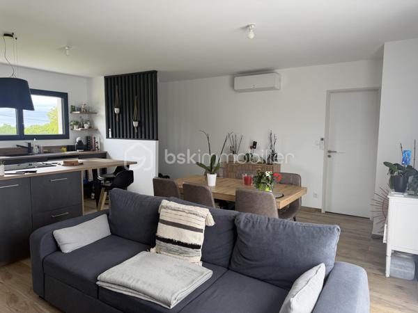 🏡 Une maison pensée pour votre confort

Découvrez cette maison neuve, construite en juin 2024, alliant modernité, performance énergétique et espace. Idéalement située dans une impasse tranquille de Coulounieix-Chamiers, elle vous offre un cadre de vie apaisant et sécurisé, loin de l’agitation, tout en restant proche des commodités.

✨ Descriptif détaillé

🛏️ Espaces de vie
4 chambres lumineuses, dont une suite parentale de 14,5 m² avec dressing intégré, pour un espace nuit confortable et fonctionnel.
Séjour / pièce de vie / cuisine ouverte et équipée de 33 m² : un espace convivial et spacieux, parfait pour les moments en famille ou entre amis. La cuisine, moderne et équipée, s’intègre harmonieusement dans cette pièce centrale - un cellier attenant permet de ranger ses courses et d'être utilisé comme arrière cuisine avec accès direct vers l'extérieur.  Terrasse donnant sur séjour de 20,5m2. 

🌡️ Équipements haut de gamme
Pompe à chaleur avec climatisation réversible : un système économique et écologique pour un confort thermique optimal, été comme hiver.
Chauffe-eau thermodynamique : des économies d’énergie garanties.
Volets roulants électriques centralisés : pour une sécurité renforcée et un usage simplifié au quotidien.

🌳 Extérieur
Terrain plat de 1 015 m² : un espace extérieur généreux, idéal pour aménager un jardin, une terrasse ou un potager. 
Emplacement en impasse : calme absolu, sans passage ni nuisance sonore.


✅ Neuve : pas de travaux à prévoir, tout est prêt à emménager !
✅ Performance énergétique : des équipements modernes et économes pour réduire vos factures. DPE en A
✅ Espace et luminosité : des pièces bien agencées et des ouvertures généreuses.
✅ Cadre de vie exceptionnel : une impasse paisible, tout en restant à proximité des axes principaux et des commerces.


📌 À proximité
Écoles, crèches et collèges à quelques minutes.
Commerces et services accessibles en voiture ou à vélo.
Accès facile aux routes principales pour rejoindre Périgueux ou Bergerac.