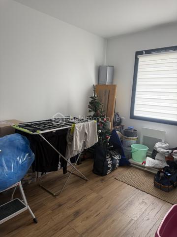 🏡 Une maison pensée pour votre confort

Découvrez cette maison neuve, construite en juin 2024, alliant modernité, performance énergétique et espace. Idéalement située dans une impasse tranquille de Coulounieix-Chamiers, elle vous offre un cadre de vie apaisant et sécurisé, loin de l’agitation, tout en restant proche des commodités.

✨ Descriptif détaillé

🛏️ Espaces de vie
4 chambres lumineuses, dont une suite parentale de 14,5 m² avec dressing intégré, pour un espace nuit confortable et fonctionnel.
Séjour / pièce de vie / cuisine ouverte et équipée de 33 m² : un espace convivial et spacieux, parfait pour les moments en famille ou entre amis. La cuisine, moderne et équipée, s’intègre harmonieusement dans cette pièce centrale - un cellier attenant permet de ranger ses courses et d'être utilisé comme arrière cuisine avec accès direct vers l'extérieur.  Terrasse donnant sur séjour de 20,5m2. 

🌡️ Équipements haut de gamme
Pompe à chaleur avec climatisation réversible : un système économique et écologique pour un confort thermique optimal, été comme hiver.
Chauffe-eau thermodynamique : des économies d’énergie garanties.
Volets roulants électriques centralisés : pour une sécurité renforcée et un usage simplifié au quotidien.

🌳 Extérieur
Terrain plat de 1 015 m² : un espace extérieur généreux, idéal pour aménager un jardin, une terrasse ou un potager. 
Emplacement en impasse : calme absolu, sans passage ni nuisance sonore.


✅ Neuve : pas de travaux à prévoir, tout est prêt à emménager !
✅ Performance énergétique : des équipements modernes et économes pour réduire vos factures. DPE en A
✅ Espace et luminosité : des pièces bien agencées et des ouvertures généreuses.
✅ Cadre de vie exceptionnel : une impasse paisible, tout en restant à proximité des axes principaux et des commerces.


📌 À proximité
Écoles, crèches et collèges à quelques minutes.
Commerces et services accessibles en voiture ou à vélo.
Accès facile aux routes principales pour rejoindre Périgueux ou Bergerac.