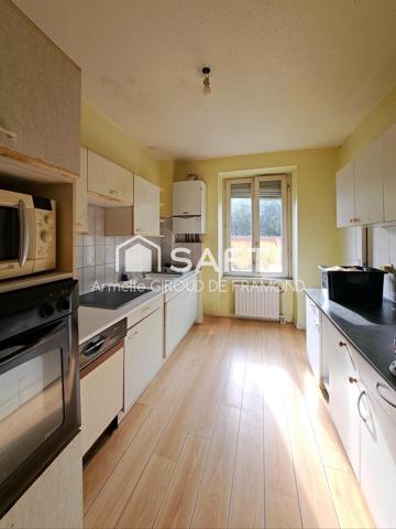 À Mulhouse Dornach (68200), opportunité spécial investisseur avec bonne rentabilité -> Immeuble de 151,5 m2 avec 3 appartements loués avec travaux à prévoir, façade et toit en correct état, terrain 641 m² à fort potentiel