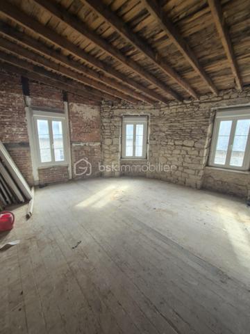 ✨ Dinan – Duplex de 74,07 m² de caractère à réinventer – EMPLACEMENT N°1

Au cœur du centre historique de Dinan, idéalement situé dans une rue principale piétonne très recherchée, au pied des commerces, restaurants et commodités, ce bien rare en exclusivité offre une opportunité exceptionnelle de créer un lieu de vie unique dans un environnement privilégié.

Situé dans un immeuble de charme sans charges de copropriété, ce duplex entièrement à rénover vous séduira par ses volumes généreux ainsi que son authenticité préservée.

Dès l’entrée, vous serez conquis par le potentiel remarquable de ce bien :
• Beaux espaces ouverts offrant de multiples possibilités d’aménagement
• Belle hauteur sous plafond de plus de 3 m et luminosité naturelle grâce à plusieurs ouvertures
• Éléments anciens de caractère : murs en pierre, poutres apparentes, planchers d’origine
• Configuration en duplex idéale pour concevoir un espace de vie élégant et fonctionnel

Ce bien constitue une véritable toile vierge, idéale pour un projet d’exception : résidence principale de standing, pied-à-terre de charme ou investissement patrimonial.

🔨 Rénovation complète à prévoir, laissant libre cours à une réalisation sur-mesure, à la hauteur de vos ambitions.

📍 Emplacement exceptionnel : tout se fait à pied, au cœur de la vie dinannaise

📍 À visiter sans tarder !

💰 Prix : 174 000 €