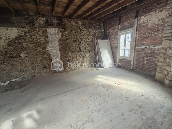 ✨ Dinan – Duplex de 74,07 m² de caractère à réinventer – EMPLACEMENT N°1

Au cœur du centre historique de Dinan, idéalement situé dans une rue principale piétonne très recherchée, au pied des commerces, restaurants et commodités, ce bien rare en exclusivité offre une opportunité exceptionnelle de créer un lieu de vie unique dans un environnement privilégié.

Situé dans un immeuble de charme sans charges de copropriété, ce duplex entièrement à rénover vous séduira par ses volumes généreux ainsi que son authenticité préservée.

Dès l’entrée, vous serez conquis par le potentiel remarquable de ce bien :
• Beaux espaces ouverts offrant de multiples possibilités d’aménagement
• Belle hauteur sous plafond de plus de 3 m et luminosité naturelle grâce à plusieurs ouvertures
• Éléments anciens de caractère : murs en pierre, poutres apparentes, planchers d’origine
• Configuration en duplex idéale pour concevoir un espace de vie élégant et fonctionnel

Ce bien constitue une véritable toile vierge, idéale pour un projet d’exception : résidence principale de standing, pied-à-terre de charme ou investissement patrimonial.

🔨 Rénovation complète à prévoir, laissant libre cours à une réalisation sur-mesure, à la hauteur de vos ambitions.

📍 Emplacement exceptionnel : tout se fait à pied, au cœur de la vie dinannaise

📍 À visiter sans tarder !

💰 Prix : 174 000 €