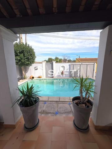 Belle Maison au style provençal, d’une superficie de 93 m2 avec 3 chambres, idéale pour accueillir une famille, offrant deux terrasses,  une belle piscine, un double garage, dans un quartier calme et sécure de Saint Mitre les Remparts proches