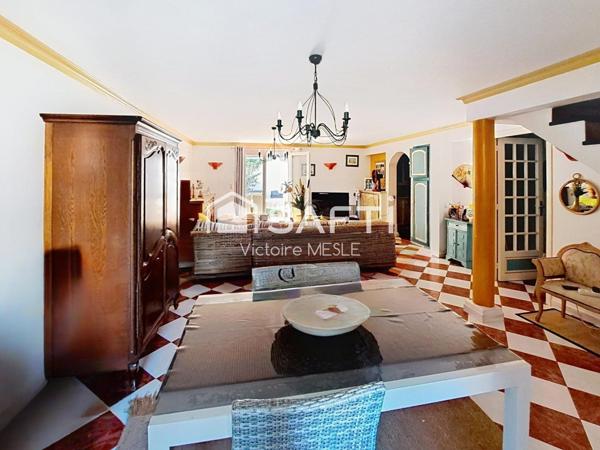 Belle Maison au style provençal, d’une superficie de 93 m2 avec 3 chambres, idéale pour accueillir une famille, offrant deux terrasses,  une belle piscine, un double garage, dans un quartier calme et sécure de Saint Mitre les Remparts proches