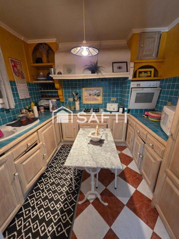 Belle Maison au style provençal, d’une superficie de 93 m2 avec 3 chambres, idéale pour accueillir une famille, offrant deux terrasses,  une belle piscine, un double garage, dans un quartier calme et sécure de Saint Mitre les Remparts proches