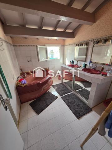 Belle Maison au style provençal, d’une superficie de 93 m2 avec 3 chambres, idéale pour accueillir une famille, offrant deux terrasses,  une belle piscine, un double garage, dans un quartier calme et sécure de Saint Mitre les Remparts proches