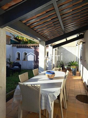 Belle Maison au style provençal, d’une superficie de 93 m2 avec 3 chambres, idéale pour accueillir une famille, offrant deux terrasses,  une belle piscine, un double garage, dans un quartier calme et sécure de Saint Mitre les Remparts proches