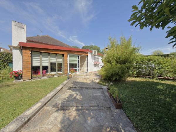 Maison de plain-pied de 112 m² avec dépendance de 47 m² à Saint-Ouen-en-Brie