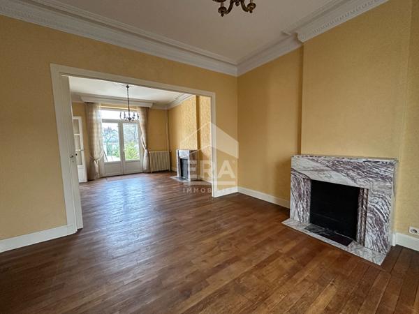 CHATEAUROUX - Proche centre - maison de ville - 6 chambres - cave- jardin - piscine.