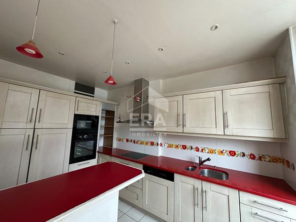 CHATEAUROUX - Proche centre - maison de ville - 6 chambres - cave- jardin - piscine.