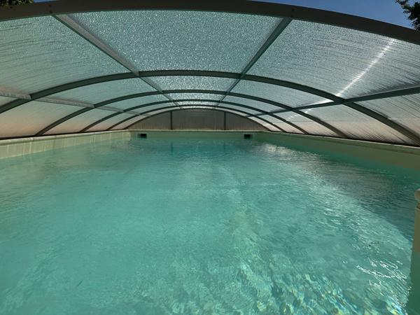 CHATEAUROUX - Proche centre - maison de ville - 6 chambres - cave- jardin - piscine.