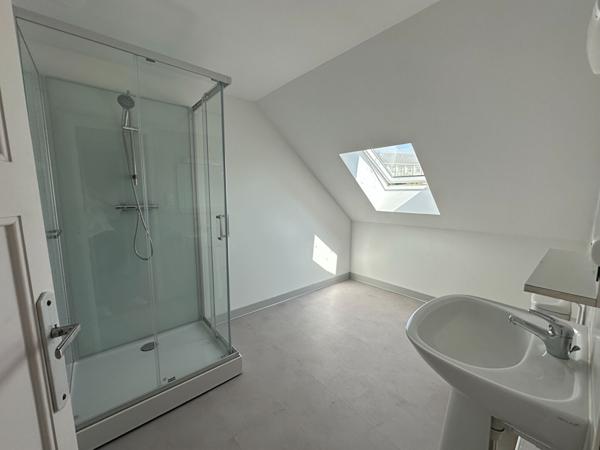 CHATEAUROUX - Proche centre - maison de ville - 6 chambres - cave- jardin - piscine.