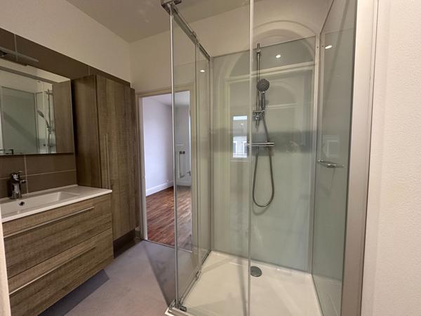 CHATEAUROUX - Proche centre - maison de ville - 6 chambres - cave- jardin - piscine.