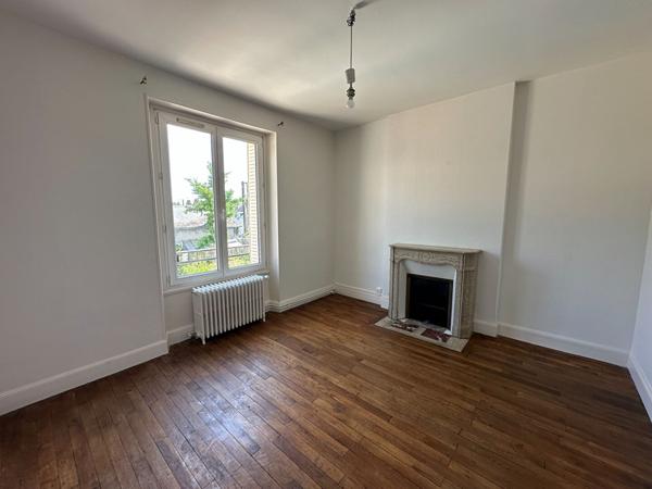 CHATEAUROUX - Proche centre - maison de ville - 6 chambres - cave- jardin - piscine.