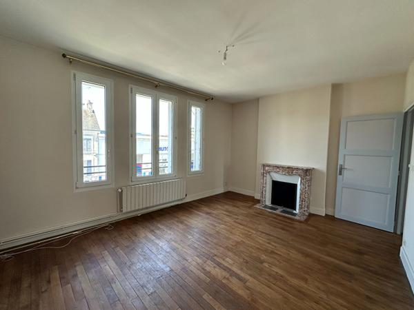 CHATEAUROUX - Proche centre - maison de ville - 6 chambres - cave- jardin - piscine.