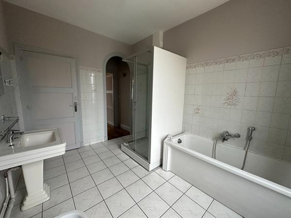 CHATEAUROUX - Proche centre - maison de ville - 6 chambres - cave- jardin - piscine.