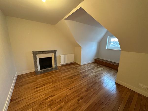 CHATEAUROUX - Proche centre - maison de ville - 6 chambres - cave- jardin - piscine.