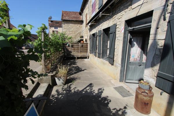 Dpt Côte d'Or (21), à vendre GISSEY SUR OUCHE maison de village P5 de 136 m², terrasse de 28 m².