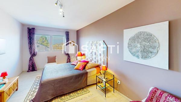 TRES BELLE MAISON D’ARCHITECTE, DE QUALITE, EXTRÊMEMENT BIEN ENTRETENUE ET AU CALME.