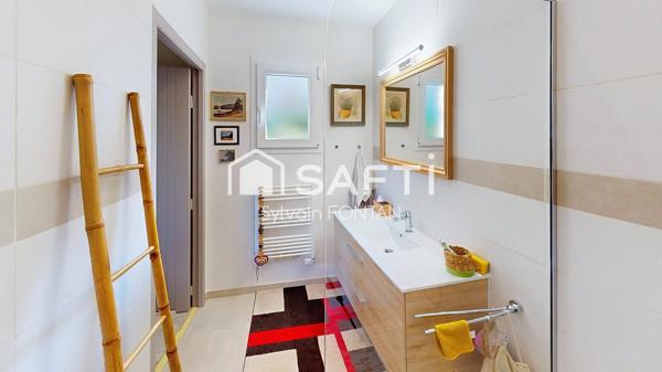 TRES BELLE MAISON D’ARCHITECTE, DE QUALITE, EXTRÊMEMENT BIEN ENTRETENUE ET AU CALME.