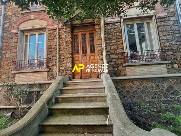 Argenteuil centre-ville Maison de Prestige à Vendre - 5 Chambres, 160 m² €599 000 ** - Référence 4526