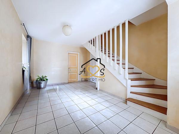 Saint-Dier-d'Auvergne (63520) Maison familiale avec nombreuses dépendances – 4 chambres – Terrain clos – Saint-Dier-d’Auvergne