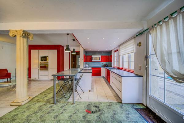 CORPS DE FERME AVEC PLUSIEURS BÂTIMENTS ET LOGEMENTS