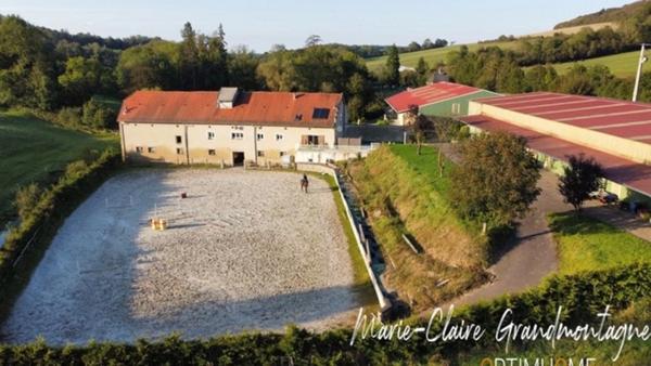 CORPS DE FERME AVEC PLUSIEURS BÂTIMENTS ET LOGEMENTS
