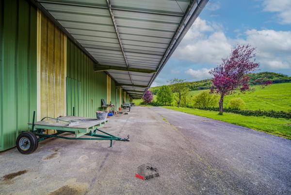 CORPS DE FERME AVEC PLUSIEURS BÂTIMENTS ET LOGEMENTS