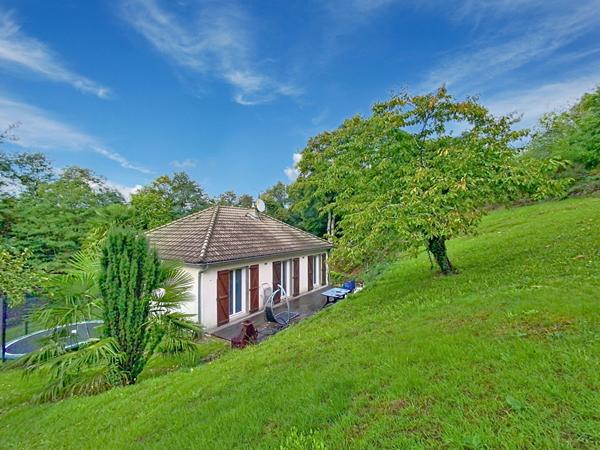 Maison de 101 m² - 3 chambres dont une suite parentale - garage - terrain arboré de 2700 m²