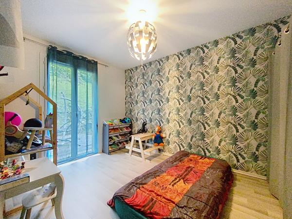 Maison de 101 m² - 3 chambres dont une suite parentale - garage - terrain arboré de 2700 m²