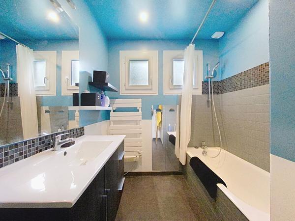 Maison de 101 m² - 3 chambres dont une suite parentale - garage - terrain arboré de 2700 m²