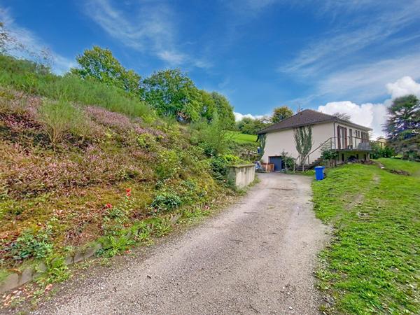 Maison de 101 m² - 3 chambres dont une suite parentale - garage - terrain arboré de 2700 m²