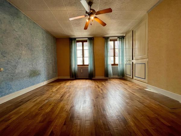À VENDRE – Maison de caractère avec fort potentiel en plein cœur de Salins-les-Bains